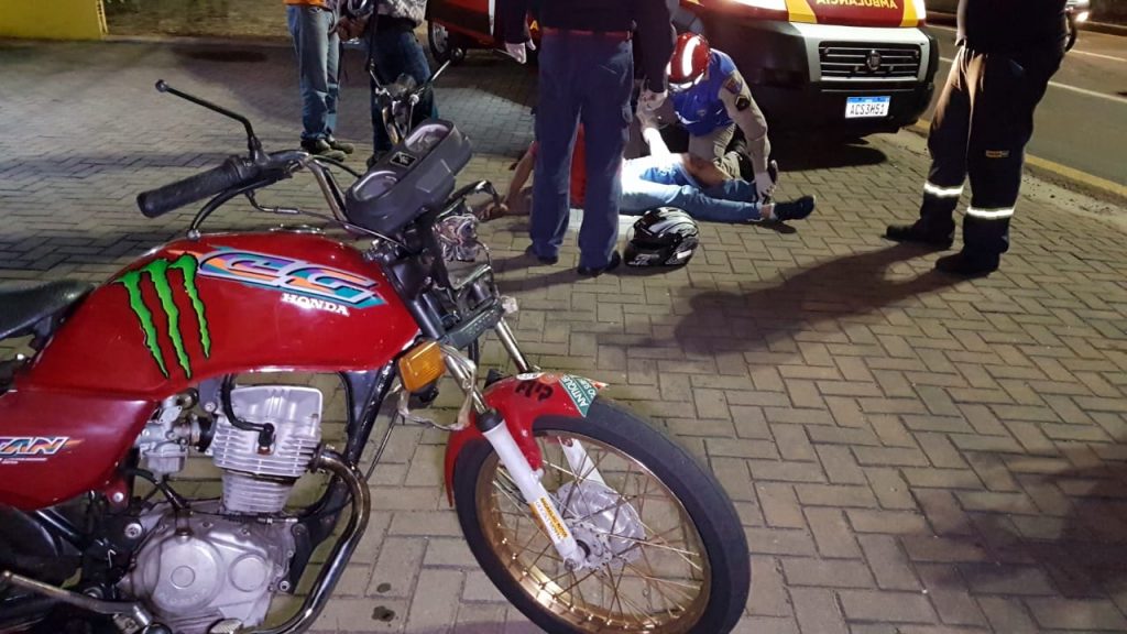 Rapaz fica ferido após bater moto na traseira de Chevette na Av. Carlos Gomes Rapaz fica ferido após bater moto na traseira de Chevette na Av. Carlos Gomes