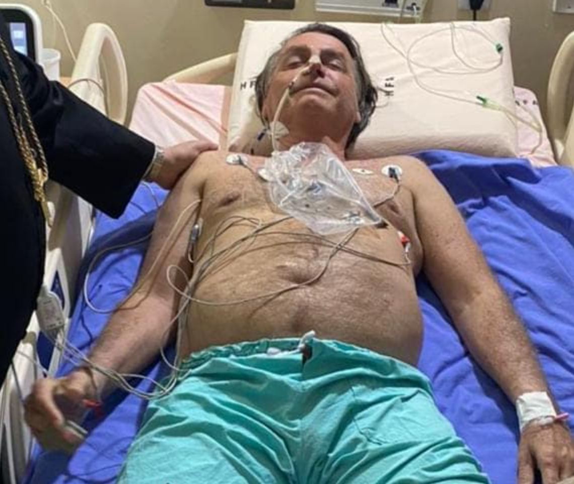 Internado com obstrução intestinal, Bolsonaro cancela live e motociata