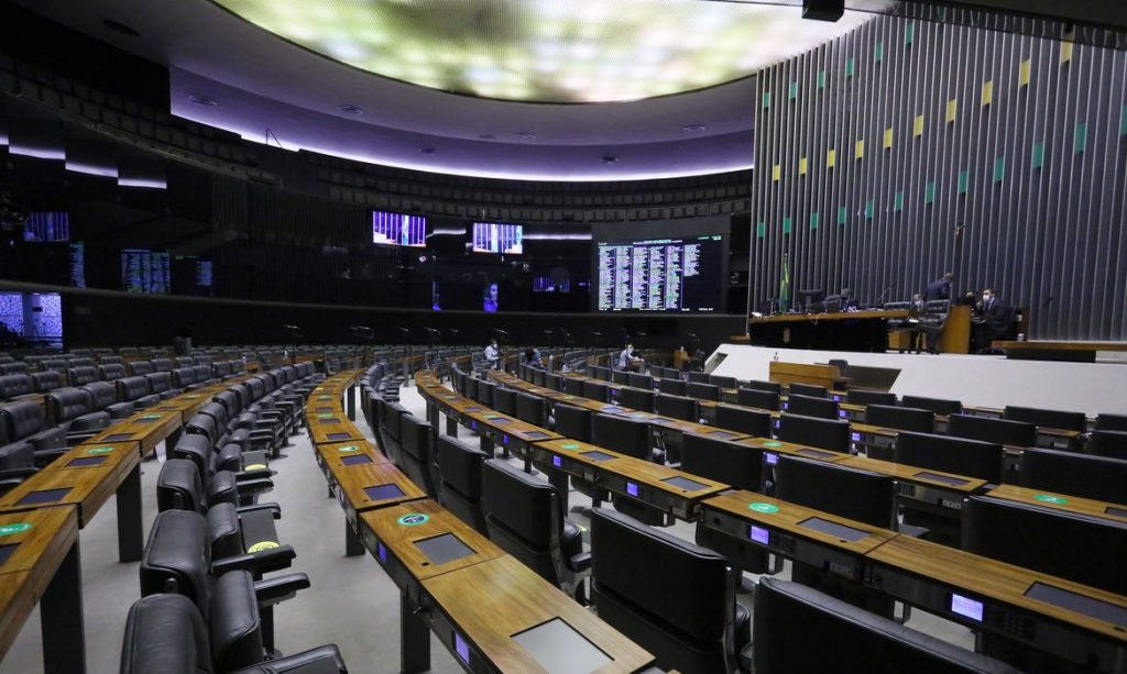 Câmara aprova projeto que proíbe despejos até fim de 2021 Câmara aprova projeto que proíbe despejos até fim de 2021