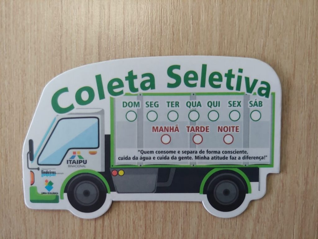 Meio Ambiente recebe ímãs de geladeira para orientações sobre a Coleta Seletiva à população