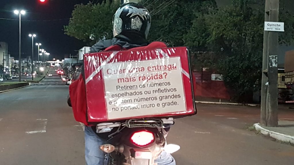 “Quer entrega mais rápida?” Motoboy deixa recado em bolsa de entrega