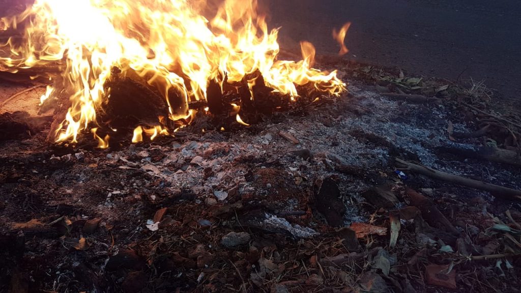 Moradores da Rua Kamaças reclamam de fogo ateado constantemente em montante de lixo