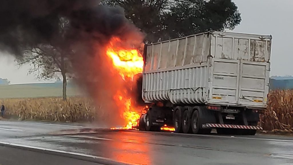 Corpo de Bombeiros é acionado para atender ocorrência de incêndio em meio de transporte