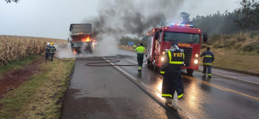 BR-277: Imagens mostram caminhão em chamas e Bombeiros efetuando o combate ao fogo, em Catanduvas