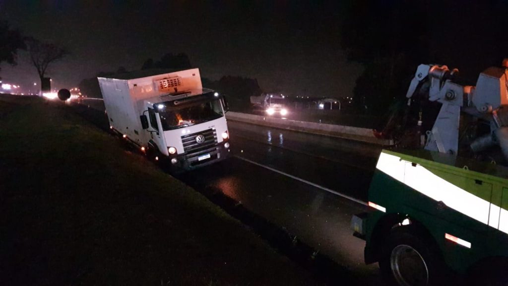 Caminhão cai em canaleta da BR-277, em Cascavel