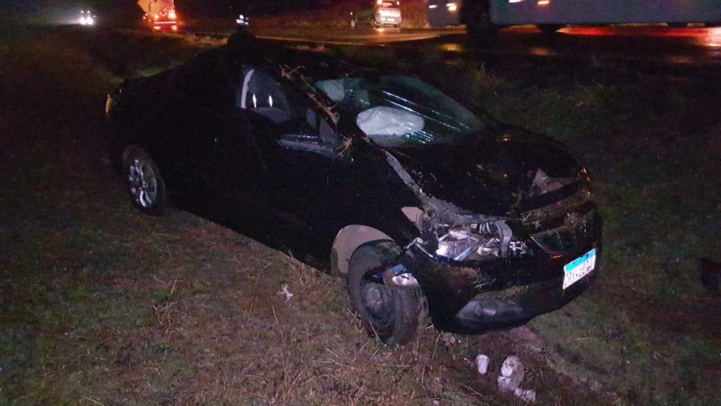 Carro capota na BR-467 e motorista é socorrido pelo Siate
