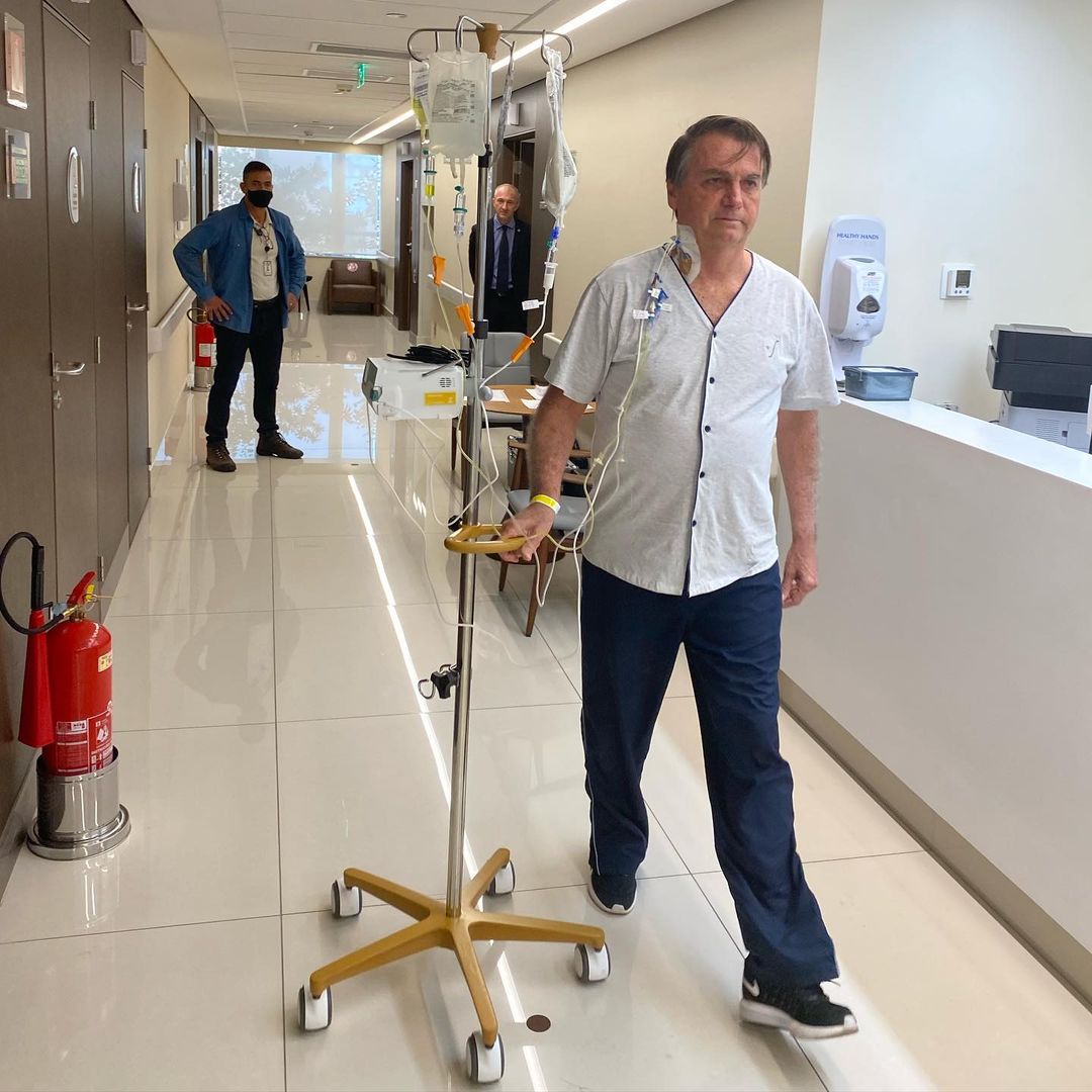 Sem sonda, Bolsonaro caminha por corredor do hospital
