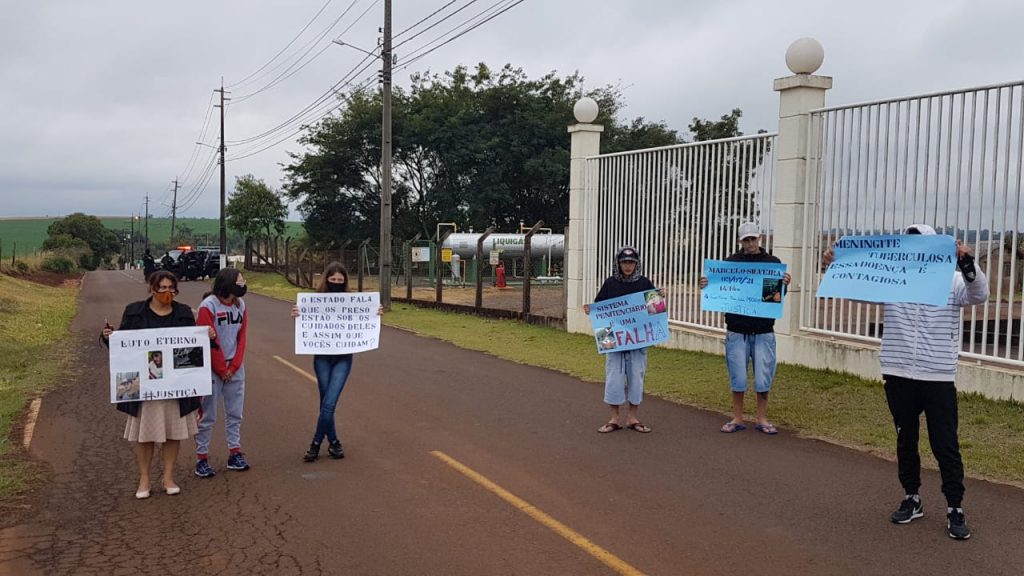 Familiares de detento que faleceu há uma semana fazem manifestação próximo a PEC