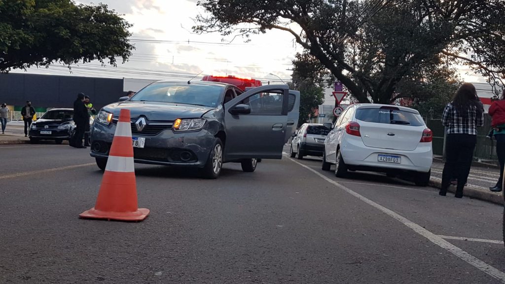 Três carros colidem na Rua Pernambuco, esquina com a Rua JK, no Centro