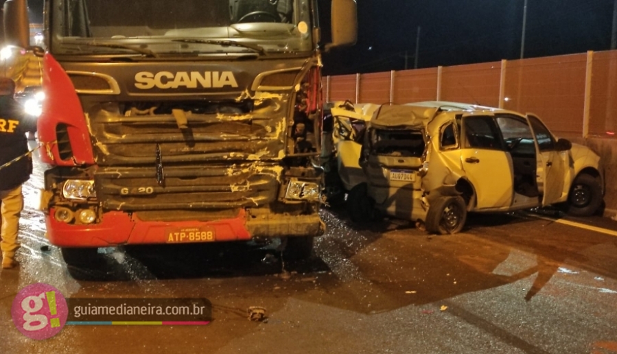 Medianeira: acidente envolvendo dois carros e carreta deixa quatro pessoas feridas na BR-277