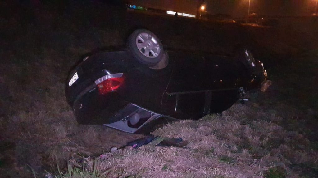 Motorista perde controle e capota carro às margens da PRc-467, no São Cristóvão