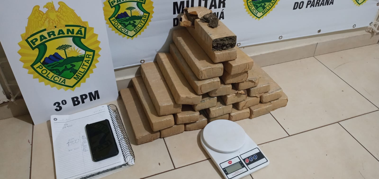 ROTAM prende dois homens e apreende 17 kg de maconha e balança de precisão em Pato Branco Imagem referente a ROTAM prende dois homens e apreende 17 kg de maconha e balança de precisão em Pato Branco