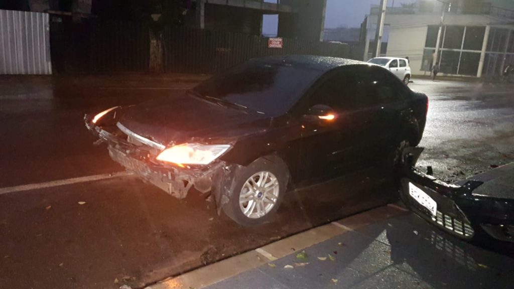 Focus e Clio colidem na Rua Presidente Kennedy, cruzamento com a Rua Marechal C. Rondon, no Centro