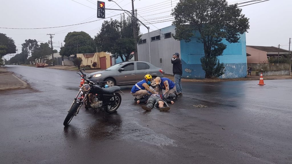 Carro e moto colidem na Rua Souza Naves, cruzamento com a Rua Epitácio Pessoa, no Parque São Paulo