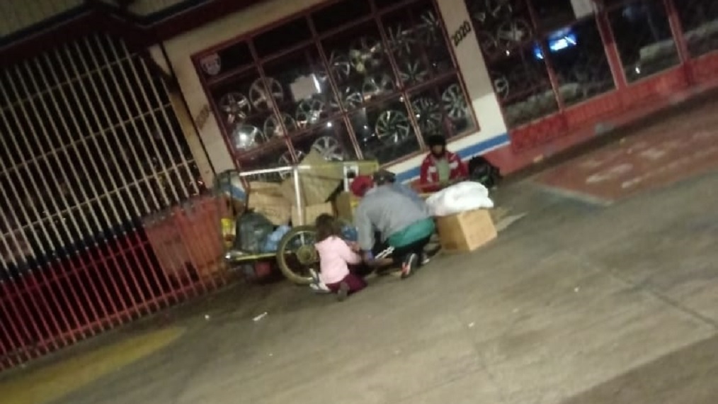 Sensibilizada ao ver pessoas em situação de rua, menina de 4 anos toma iniciativa e auxilia pessoas necessitadas na Praça Itália, em Cascavel