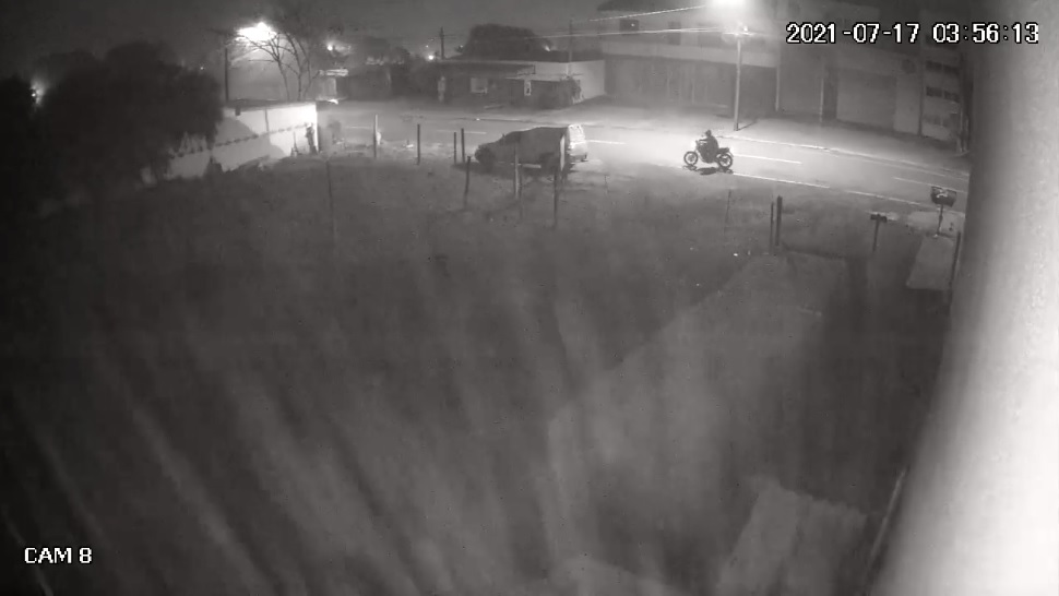 Câmeras flagram ladrão furtando moto Honda Twister em casa no Bairro Canadá e a empurrando pela rua