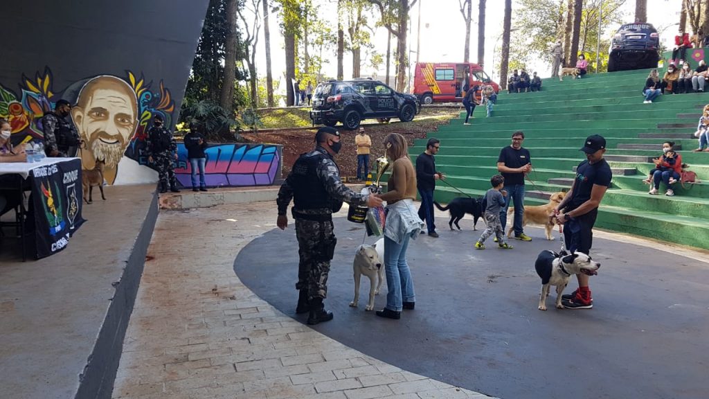 Praça do Country recebe evento em prol dos animais e também de comemoração aos 30 anos do Pelotão de Choque da PM