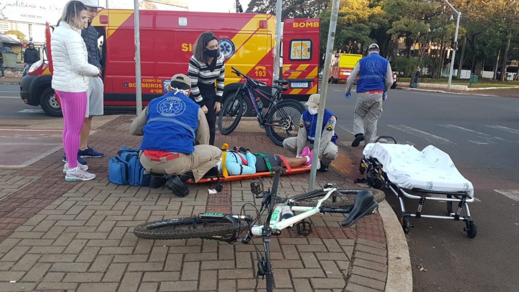 Colisão entre bicicletas deixa mulher ferida na ciclovia da Avenida Brasil, no Centro