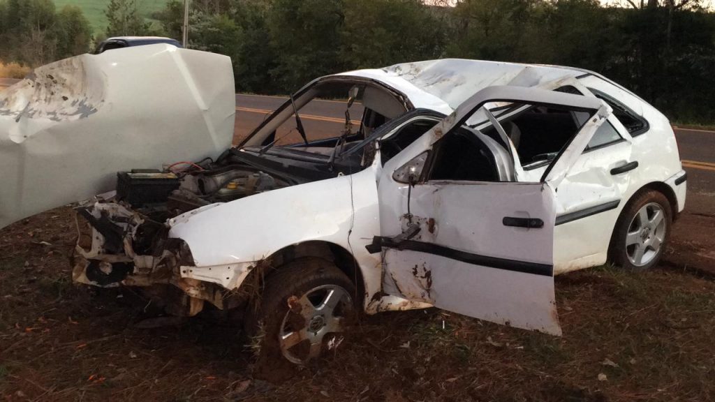 Capotamento seguido de colisão contra anteparo deixa homem ferido na PR-180, na região de Rio do Salto