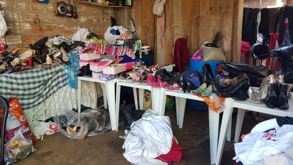 Bazar é realizado para ajudar animais em situação de vulnerabilidade e quitar dívidas em clínicas veterinárias