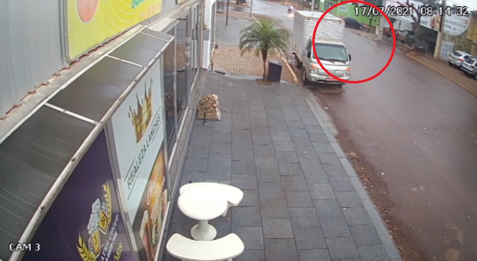 Câmera de monitoramento flagra colisão entre carro e moto na Rua Souza Naves, no Parque São Paulo