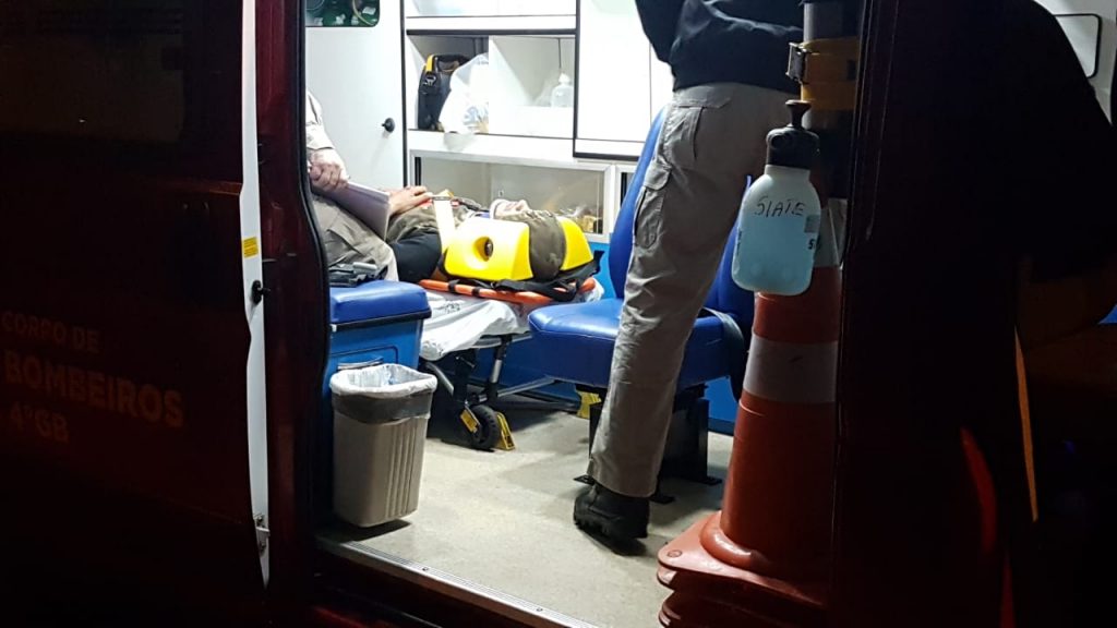 Colisão entre Renault Clio e moto deixa homem ferido na Rua Bororós, no Santa Cruz