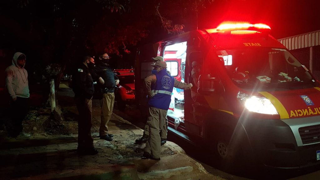 Homem é agredido com facadas no tórax e ombro no Bairro Santa Cruz; Siate e PM foram acionados