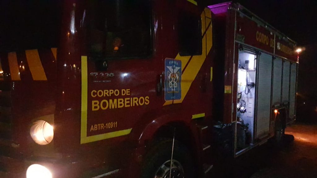 Corpo de Bombeiros é acionado para combater incêndio em veículo, mas fogo já havia sido contido no Bairro Brasília