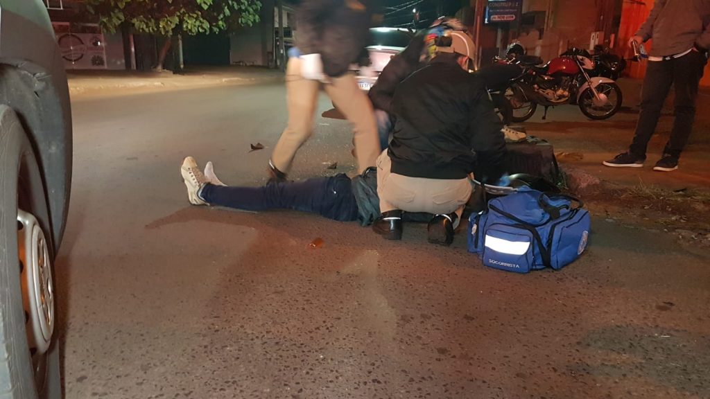 Acidente deixa motociclista entregador de delivery ferido na Rua Rio da Paz