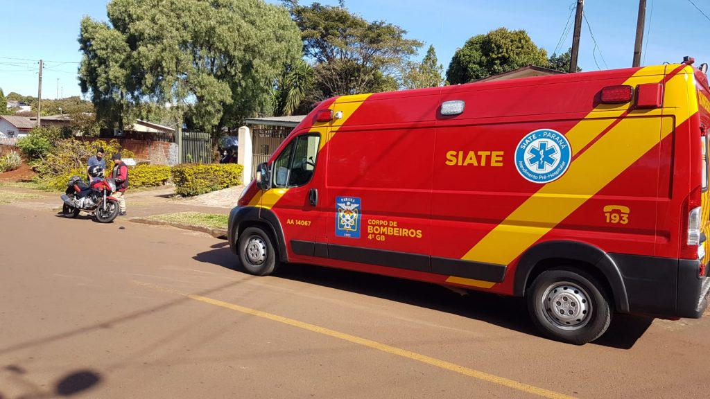 Motociclista é atendido pelo Siate ao colidir com carro no Cataratas