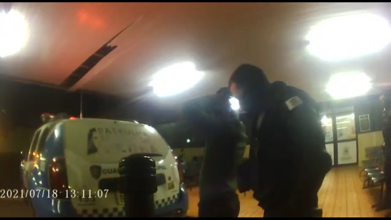 Vídeo mostra momento em que a Guarda Municipal localiza e detém homem que teria esfaqueado a esposa