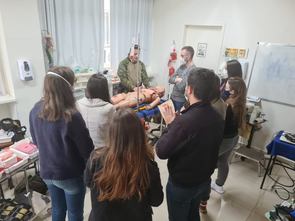 Policiais do BPFron ministram palestra sobre atendimento pré-hospitalar em combate para alunos de medicina da Unioeste