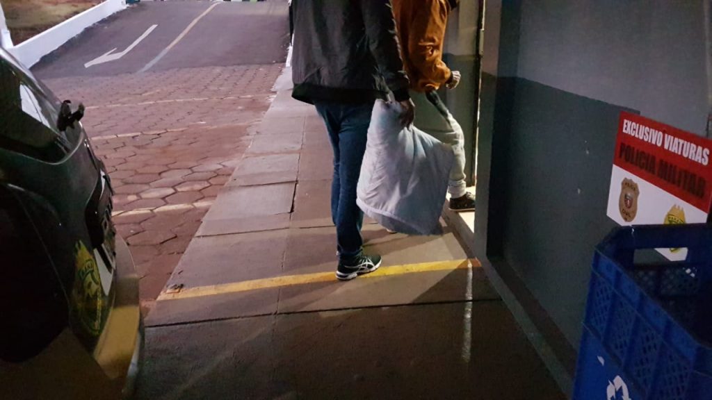Homem que tinha mandado de prisão em aberto por crime de moeda falsa é preso pela PM no Bairro Tropical III