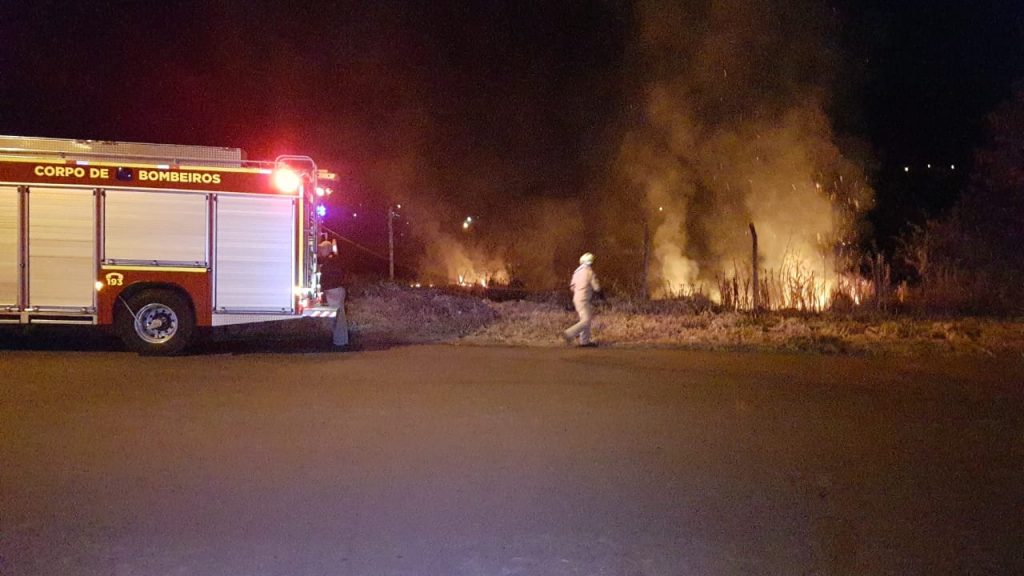 Bombeiros combatem incêndio em extensa área de vegetação no Bairro Nova Cidade