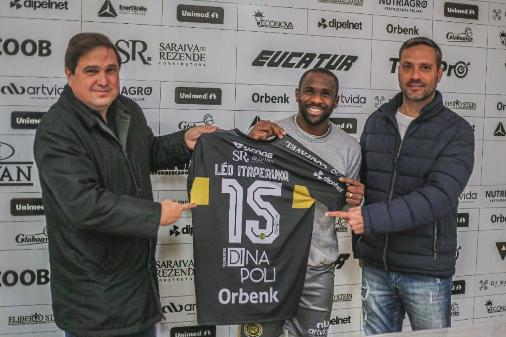 15 vezes Léo Itaperuna: atacante chega a 15 gols com a camisa do FC Cascavel e se torna maior artilheiro da história do clube