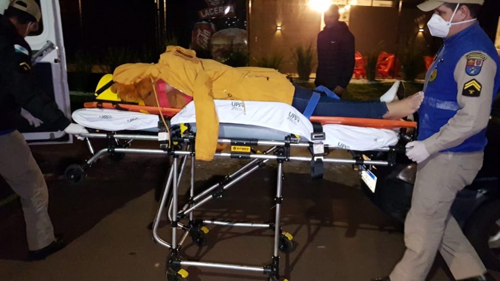 Mulher é socorrida pelo Siate após sofrer queda em estabelecimento na Rua Jorge Lacerda