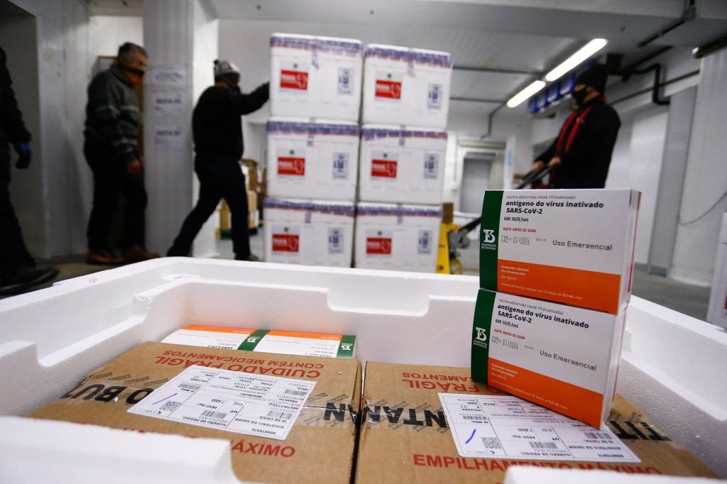 Saúde recebe mais doses e começa a distribuir 377,5 mil vacinas nesta quarta; veja divisão