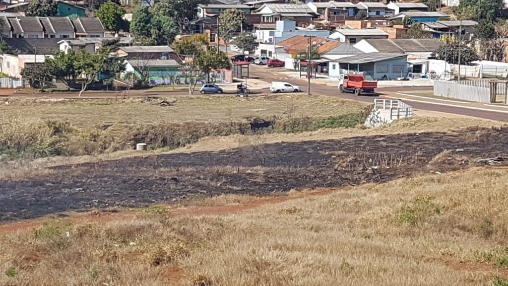 Bombeiros controlam incêndio em vegetação no Morumbi