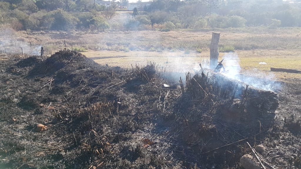Incêndio em vegetação é registrado na Rua Pedro Baú, no Turisparque