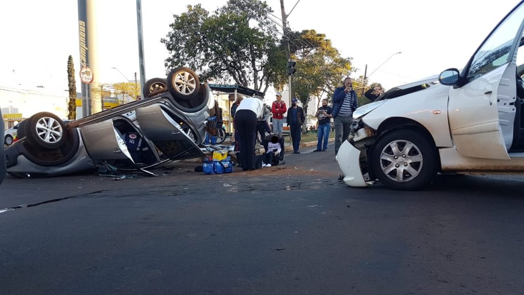 Colisão entre carros seguida de capotamento deixa duas pessoas feridas na Avenida Brasil, no Centro