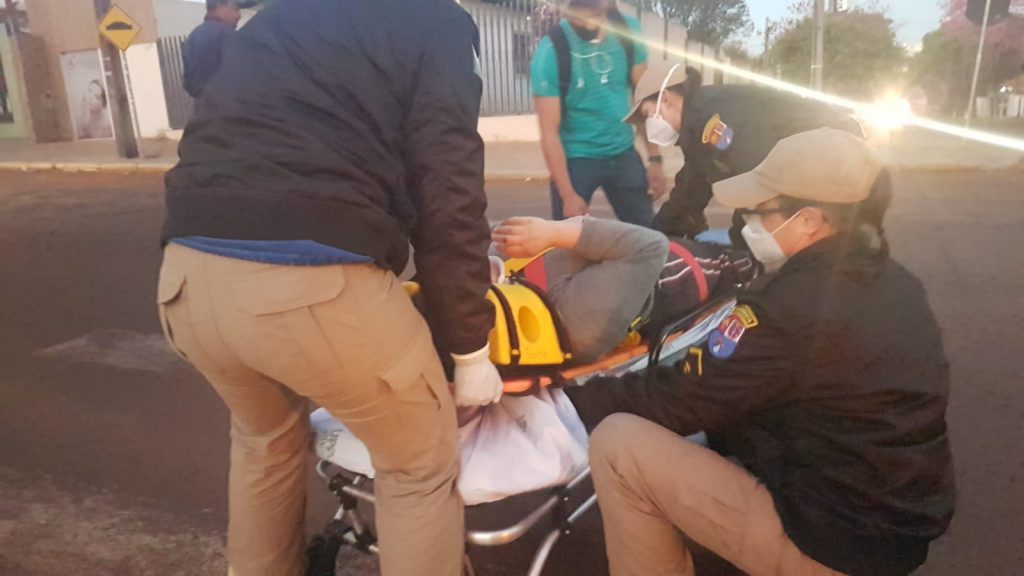 Ciclista é socorrida pelo Siate após colisão contra carro na Rua Pio XII, no Bairro Neva