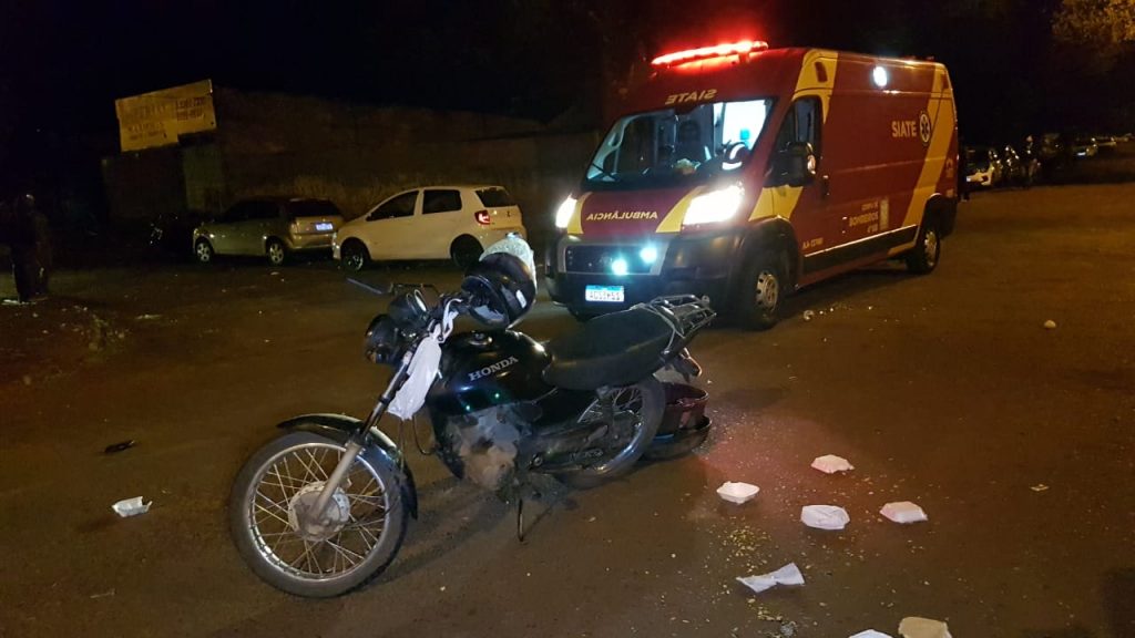 Carro e moto colidem no cruzamento das ruas Liberal Cechin e Padre Donizete, no Santos Dumont
