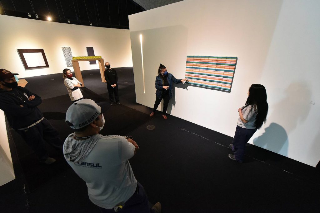 MON retoma programa com mediações e oficinas para equipes do setor de limpeza do museu