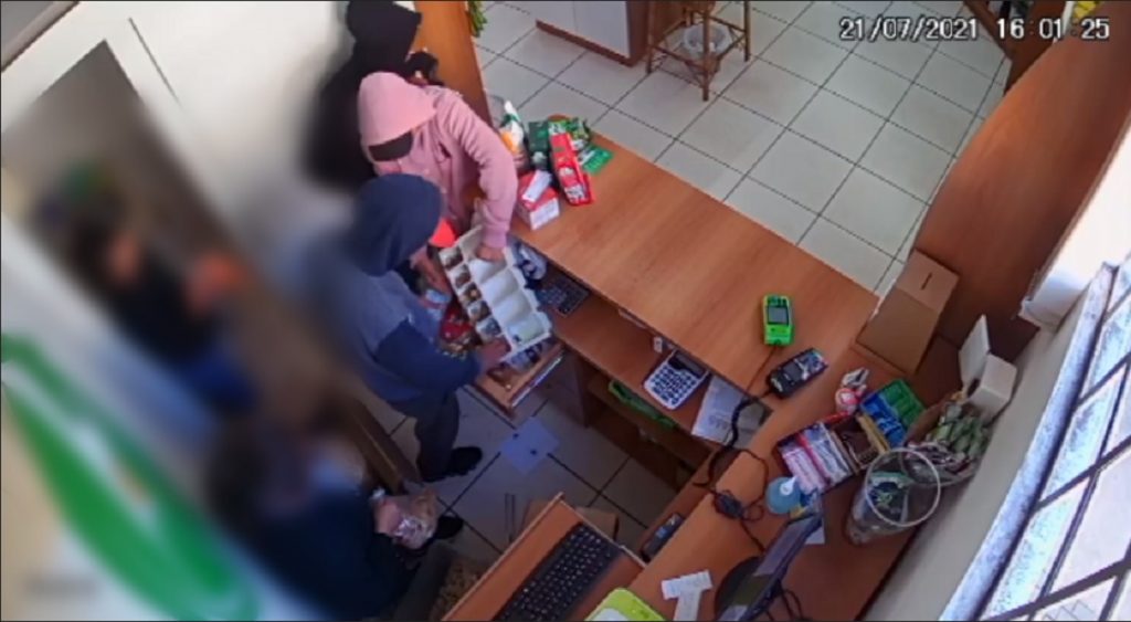 Trio de assaltantes invade loja no Bairro Floresta e rouba dinheiro; veja a ação dos criminosos