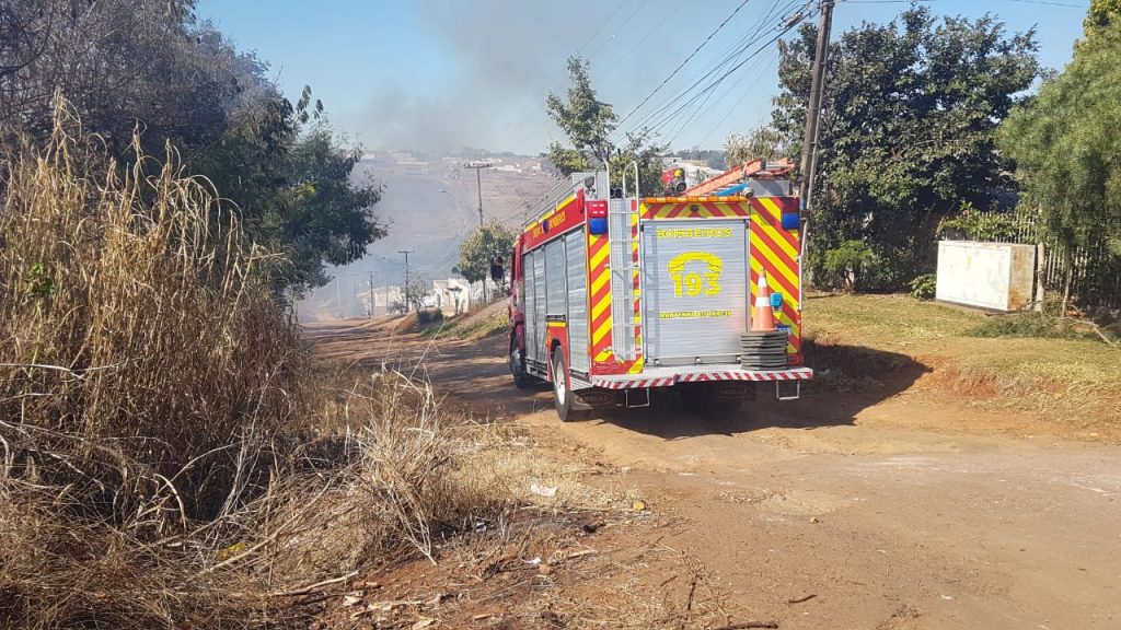 Bombeiros combatem incêndio em vegetação no Universitário