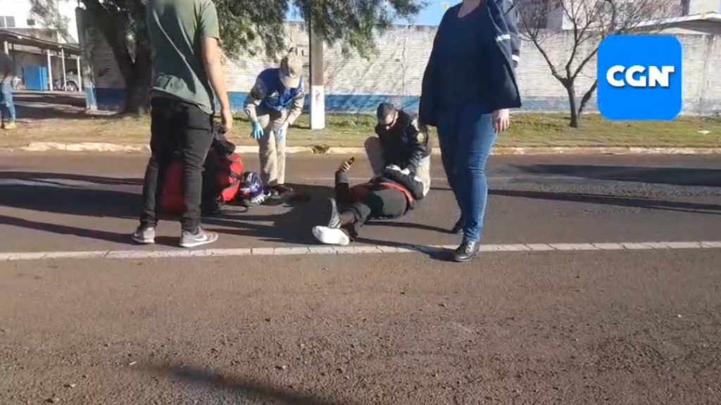 Entregador fica ferido em colisão entre moto e carro na esquina das ruas Presidente Kennedy e Flamboyant, no Coqueiral