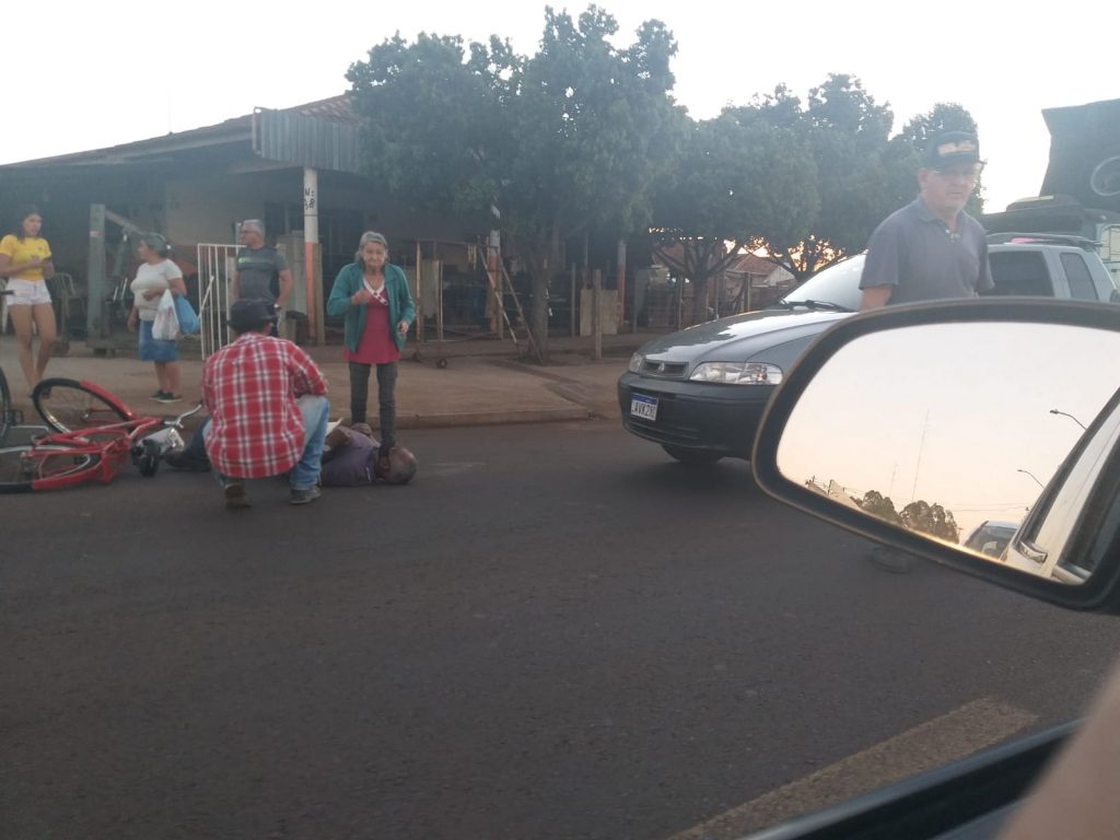 Ciclista é atendido pelo Siate após ser atingido por carro na Avenida Tito Muffato