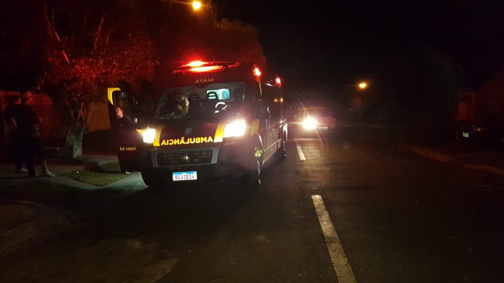 Homem de 50 anos sofre queda com moto e é socorrido pelo Siate na Rua Teixeirinha, no Brasília