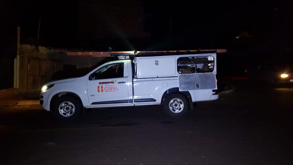Curto circuito em fiação da rede elétrica em via pública mobiliza Copel e Bombeiros ao Parque dos Ipês
