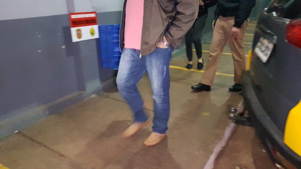Homem é preso pela PM por posse ilegal de arma de fogo